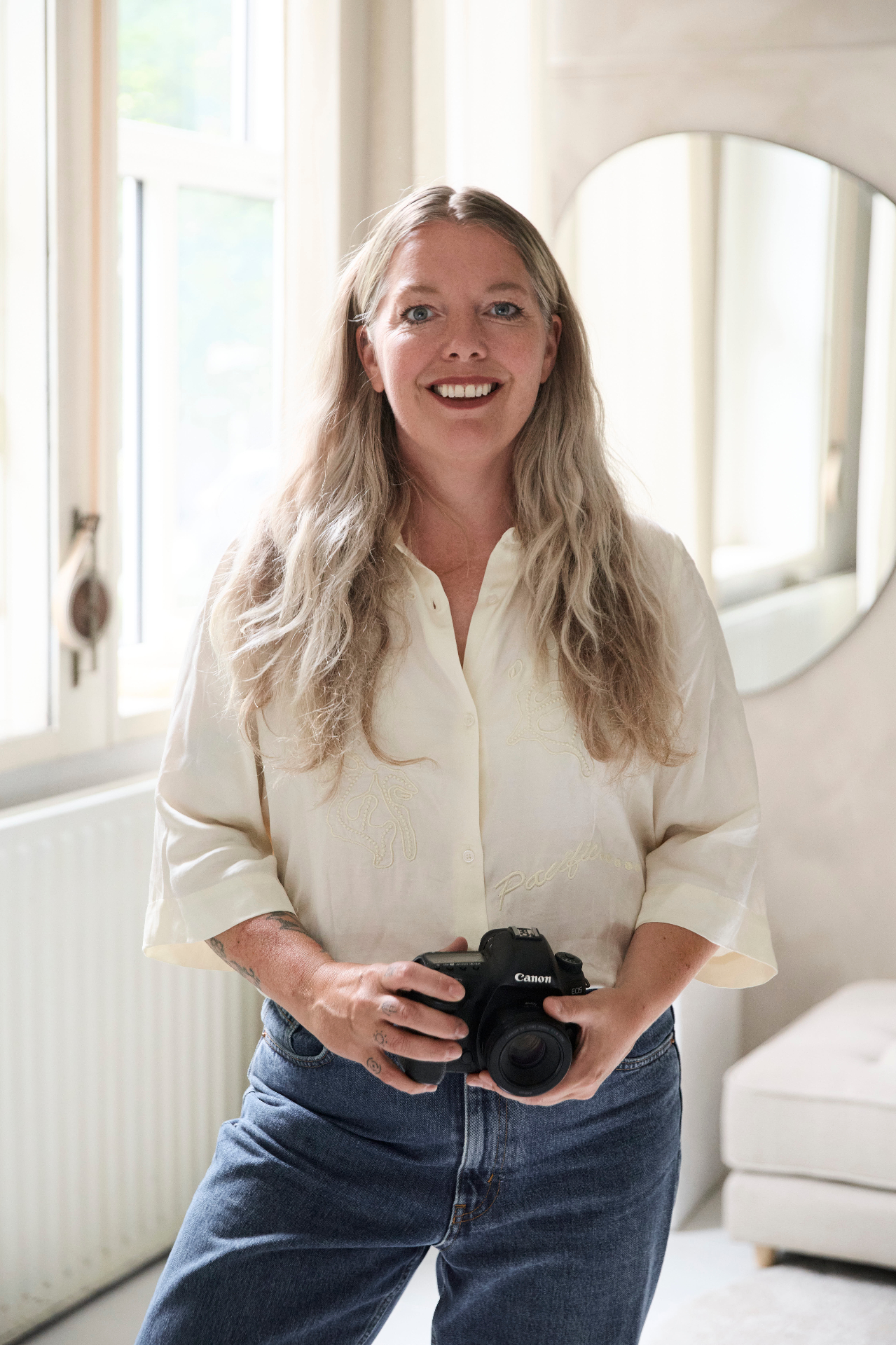 Fotograaf Jenneke Luijmes in haar studio in Arnhem